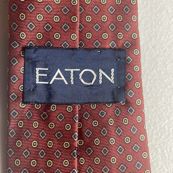 Vintage Eaton’s silk tie in a traditional Foulard pattern - Picture 8 of 8